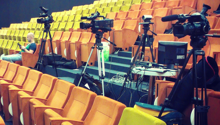 Видео не подам. Камеры сцены съёмки. Камера на сцене. Съемка конференции. Сцена фотоаппарат.